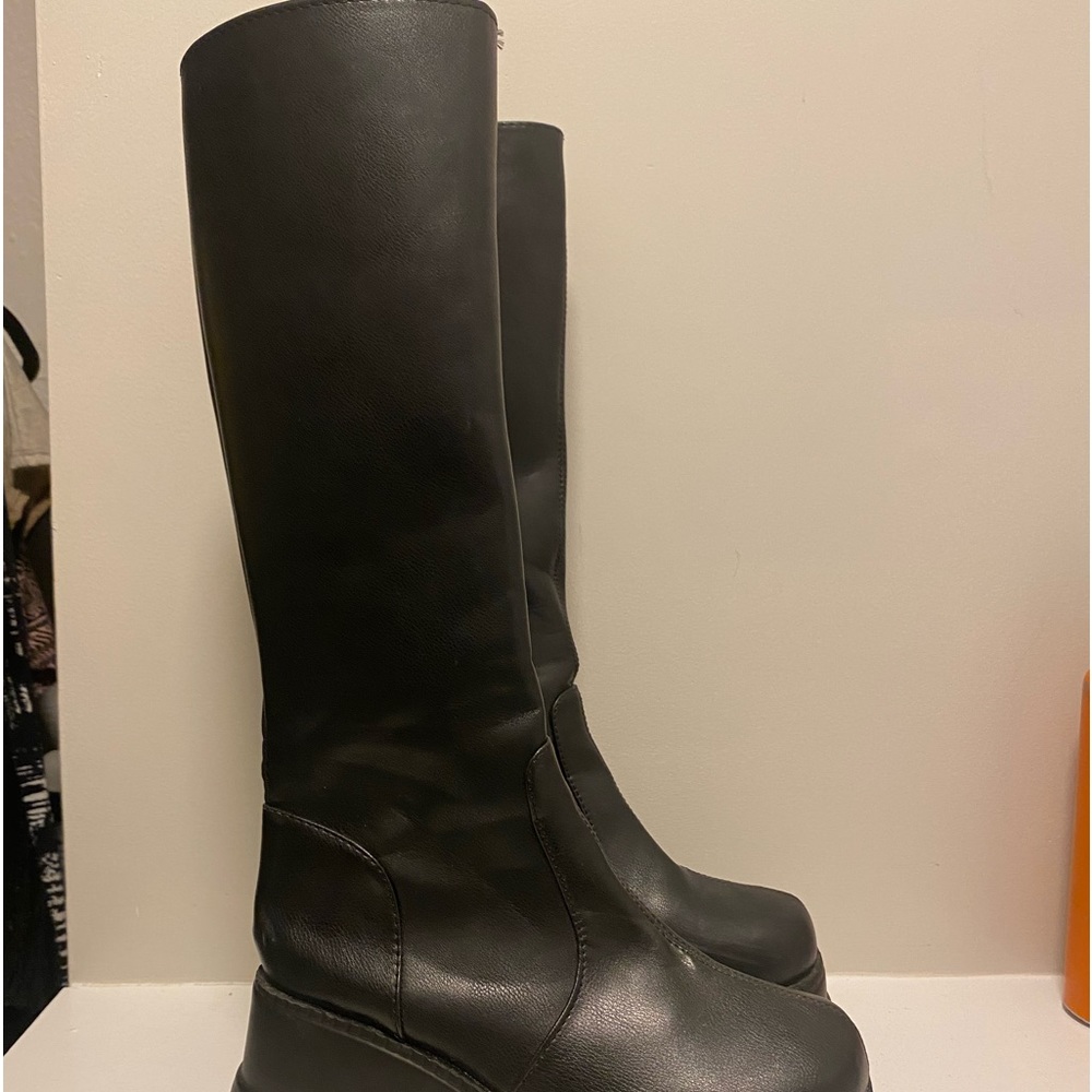 Black boots platform